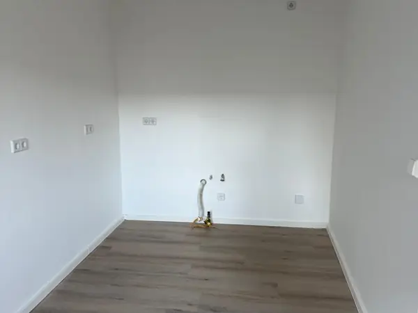 Sanierte Wohnung mit bodengleicher Dusche und neuem Bodenbelag — Bild 13