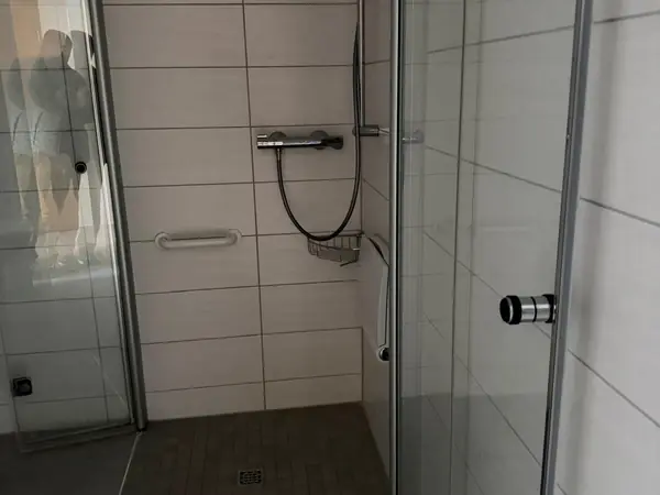 Sanierte Wohnung mit bodengleicher Dusche und neuem Bodenbelag — Bild 14