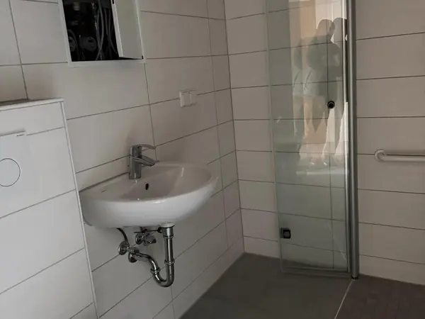 Sanierte Wohnung mit bodengleicher Dusche und neuem Bodenbelag — Bild 15