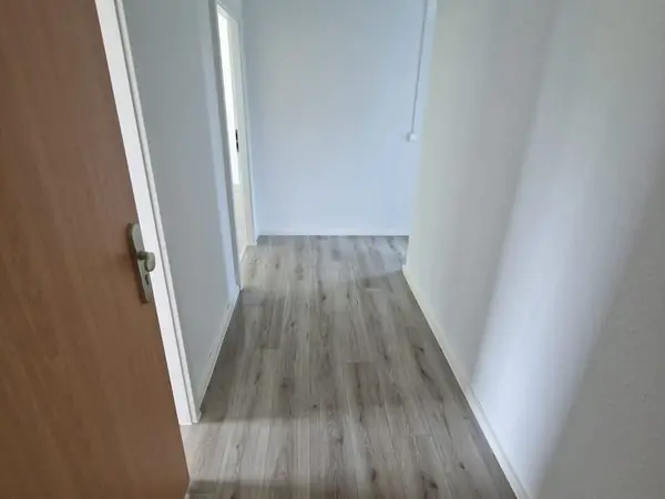 Sanierte Wohnung mit neuem Bodenbelag und gefliestem Bad — Bild 1
