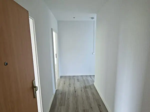 Sanierte Wohnung mit neuem Bodenbelag und gefliestem Bad — Bild 2