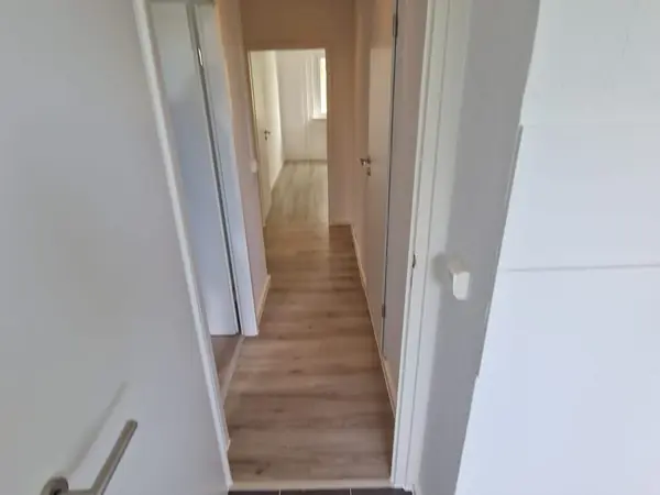 Sanierte Wohnung mit neuem Bodenbelag und gefliestem Bad — Bild 3