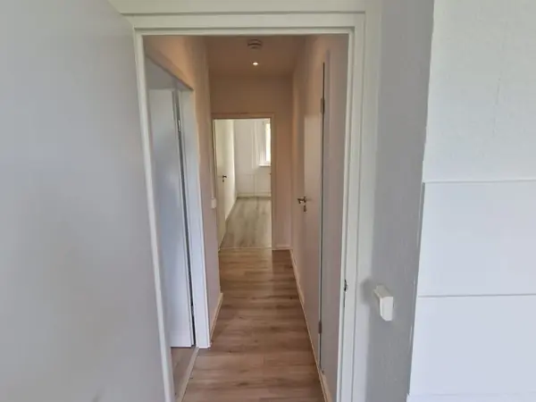 Sanierte Wohnung mit neuem Bodenbelag und gefliestem Bad — Bild 4