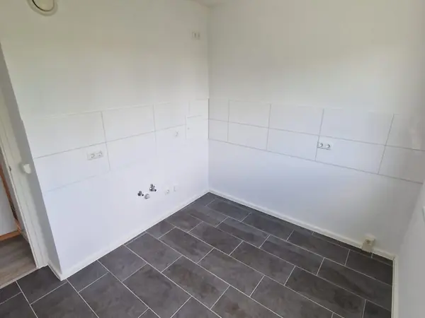 Sanierte Wohnung mit neuem Bodenbelag und gefliestem Bad — Bild 5