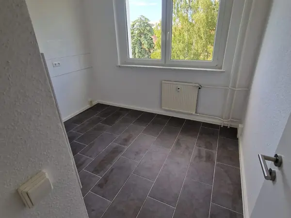 Sanierte Wohnung mit neuem Bodenbelag und gefliestem Bad — Bild 6