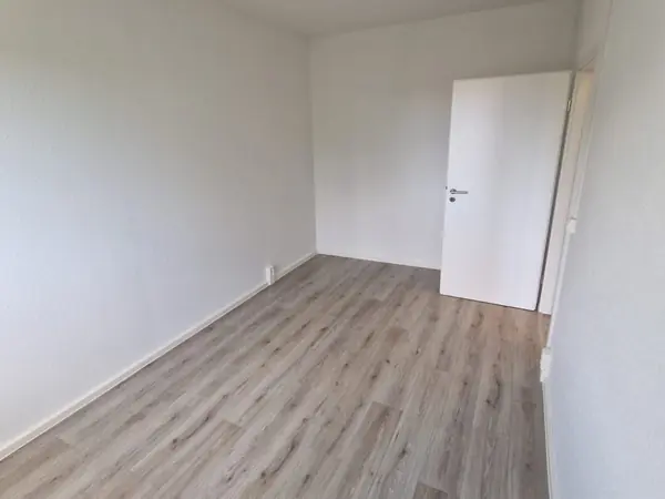 Sanierte Wohnung mit neuem Bodenbelag und gefliestem Bad — Bild 7
