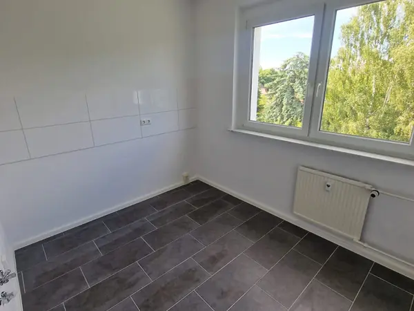 Sanierte Wohnung mit neuem Bodenbelag und gefliestem Bad — Bild 8