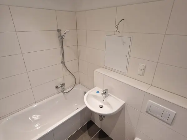 Sanierte Wohnung mit neuem Bodenbelag und gefliestem Bad — Bild 9
