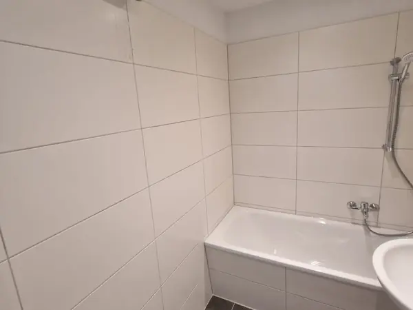 Sanierte Wohnung mit neuem Bodenbelag und gefliestem Bad — Bild 10