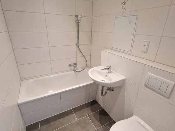 Sanierte Wohnung mit neuem Bodenbelag und gefliestem Bad — Bild 11