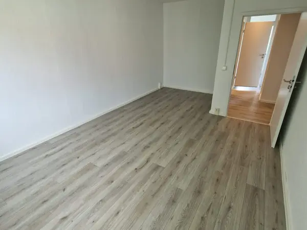 Sanierte Wohnung mit neuem Bodenbelag und gefliestem Bad — Bild 12