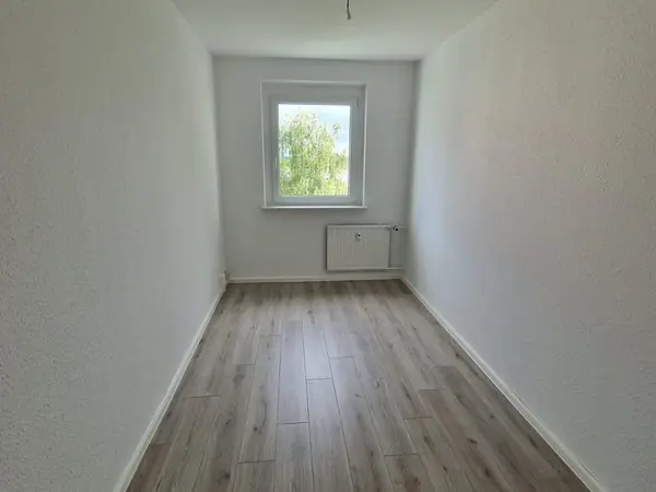 Sanierte Wohnung mit neuem Bodenbelag und gefliestem Bad — Bild 13