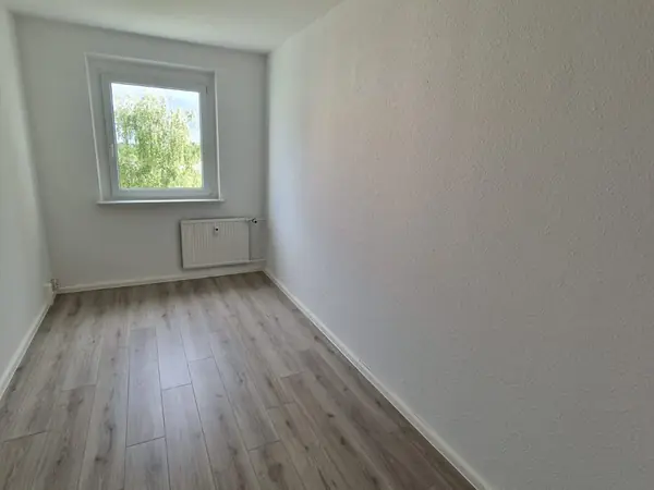 Sanierte Wohnung mit neuem Bodenbelag und gefliestem Bad — Bild 14