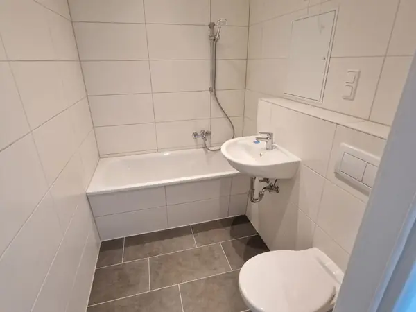 Sanierte Wohnung mit neuem Bodenbelag und gefliestem Bad — Bild 15