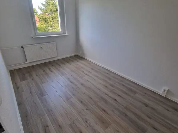 Sanierte Wohnung mit neuem Bodenbelag und gefliestem Bad — Bild 16