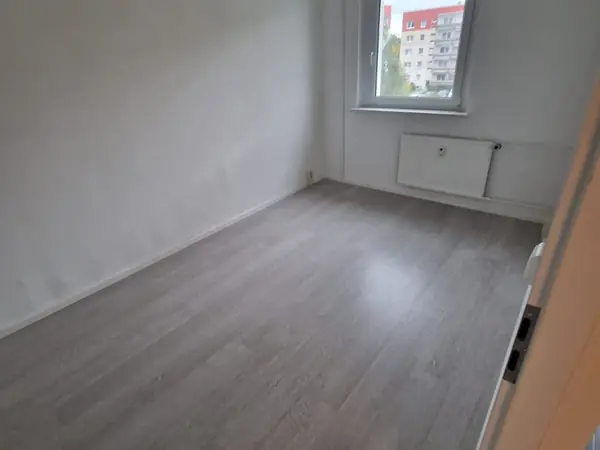 Sanierte Wohnung mit neuem Bodenbelag und gefliestem Bad — Bild 17