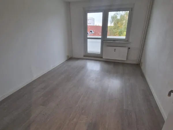 Sanierte Wohnung mit neuem Bodenbelag und gefliestem Bad — Bild 18