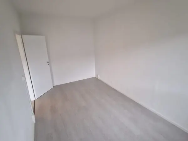 Sanierte Wohnung mit neuem Bodenbelag und gefliestem Bad — Bild 19