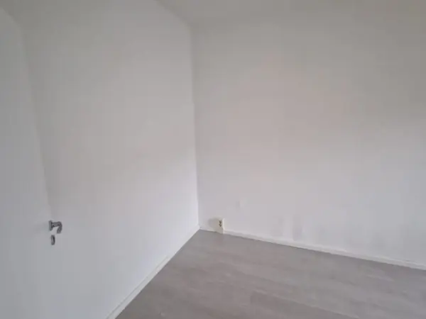 Sanierte Wohnung mit neuem Bodenbelag und gefliestem Bad — Bild 20