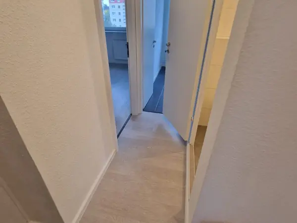 Sanierte Wohnung mit neuem Bodenbelag und gefliestem Bad — Bild 21