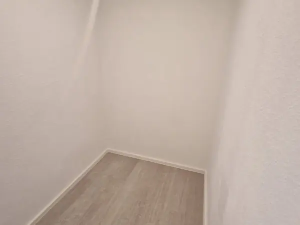 Sanierte Wohnung mit neuem Bodenbelag und gefliestem Bad — Bild 22