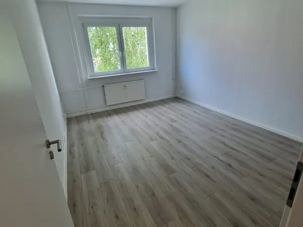 Sanierte Wohnung mit neuem Bodenbelag und gefliestem Bad — Bild 23