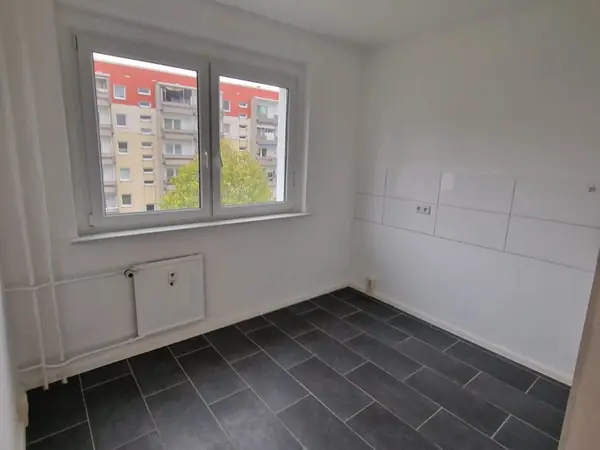 Sanierte Wohnung mit neuem Bodenbelag und gefliestem Bad — Bild 24
