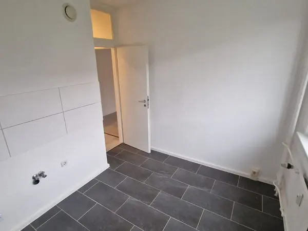 Sanierte Wohnung mit neuem Bodenbelag und gefliestem Bad — Bild 25