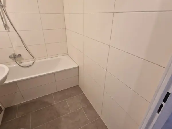 Sanierte Wohnung mit neuem Bodenbelag und gefliestem Bad — Bild 26