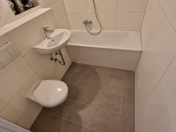 Sanierte Wohnung mit neuem Bodenbelag und gefliestem Bad — Bild 27