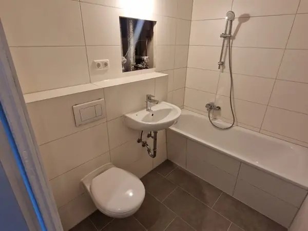 Sanierte Wohnung mit neuem Bodenbelag und gefliestem Bad — Bild 28