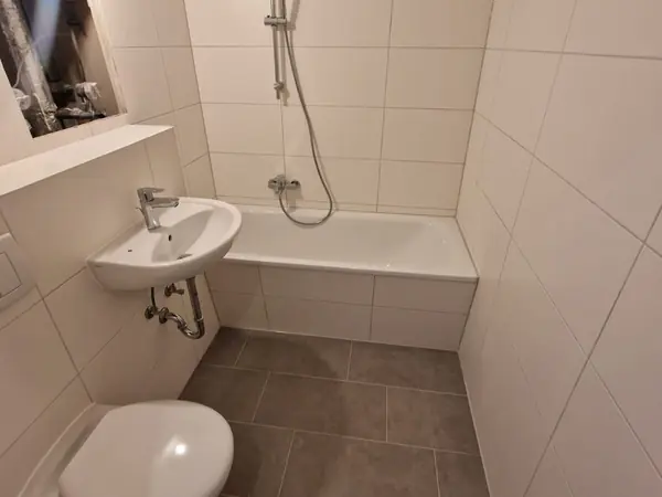 Sanierte Wohnung mit neuem Bodenbelag und gefliestem Bad — Bild 29