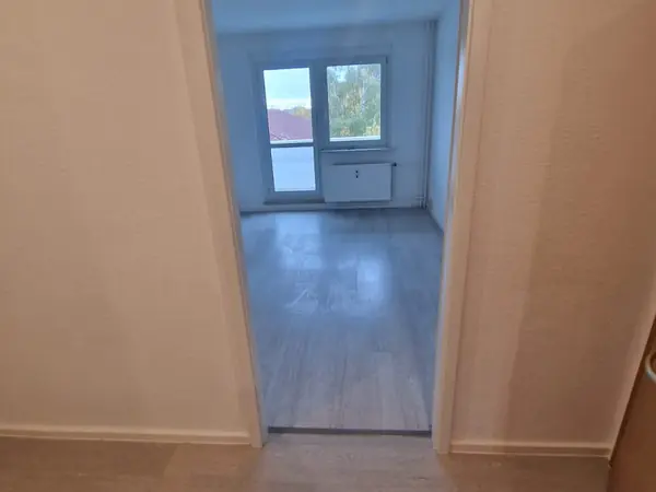 Sanierte Wohnung mit neuem Bodenbelag und gefliestem Bad — Bild 30