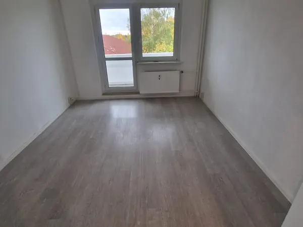 Sanierte Wohnung mit neuem Bodenbelag und gefliestem Bad — Bild 31