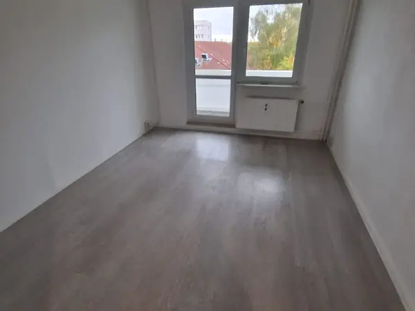 Sanierte Wohnung mit neuem Bodenbelag und gefliestem Bad — Bild 32