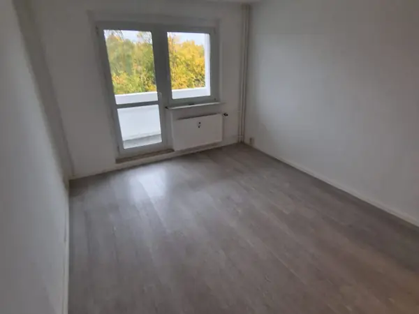 Sanierte Wohnung mit neuem Bodenbelag und gefliestem Bad — Bild 33